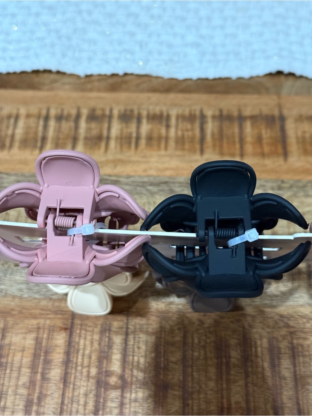 piper•k 🌺Flower Pop Grip Hair Clip Set — Cream, Mauve, Brown, Black NWT - Picture 3 of 4